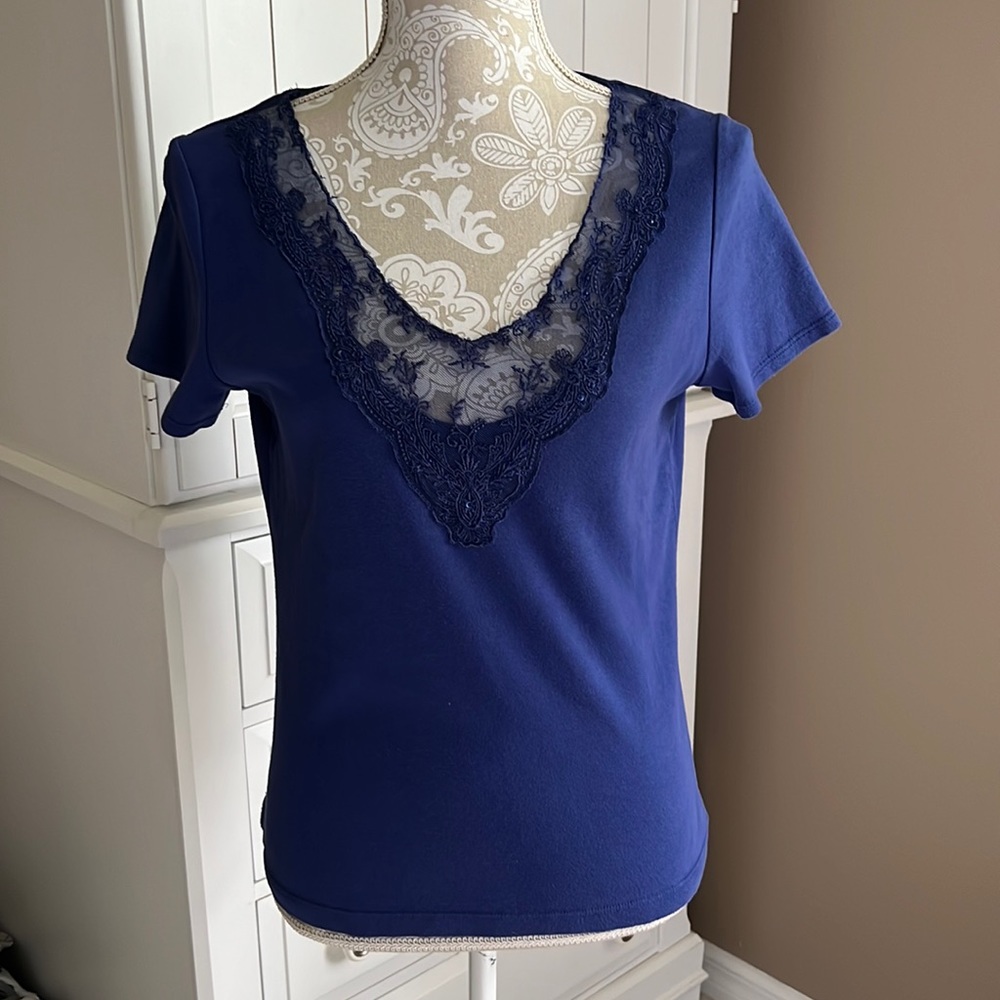 • Emma James blue lace detailed top, M •